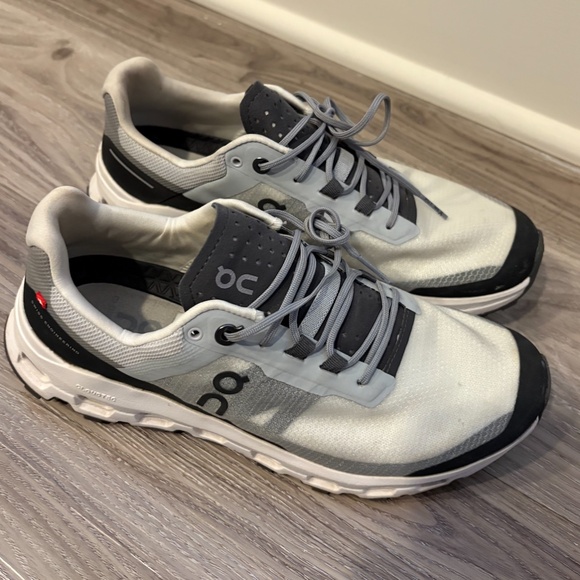 On Cloud Sneakers - Picture 3 of 4